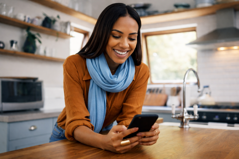Frau mit Smartphone – einfach und schnell von zu Hause